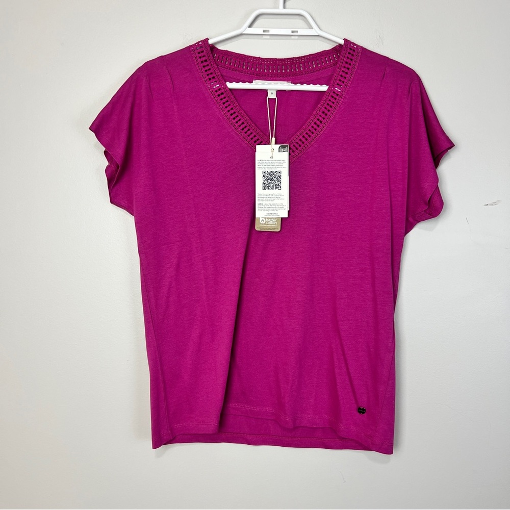 Garcia Fuchsia Pink V-Neck Crochet Trim Short Sleeve Tee in Magenta size S